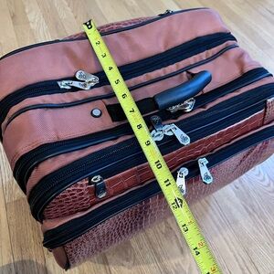 17"x10"x14"T Elegant Brown Crocodile-Embossed Office Computer Overnight Bag GUC